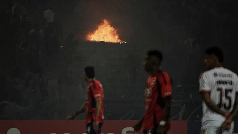 Protestos na arquibancada durante Independiente Medellín x Flamengo