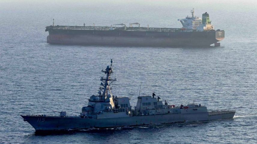 Imagem divulgada pela Marinha dos EUA em 7 de maio de 2026 mostra o destróier de mísseis guiados implementando um bloqueio marítimo contra o navio petroleiro de bandeira iraniana Stream, enquanto este tentava navegar em direção a um porto iraniano, em 26 de abril de 2026. (US NAVY/AFP)