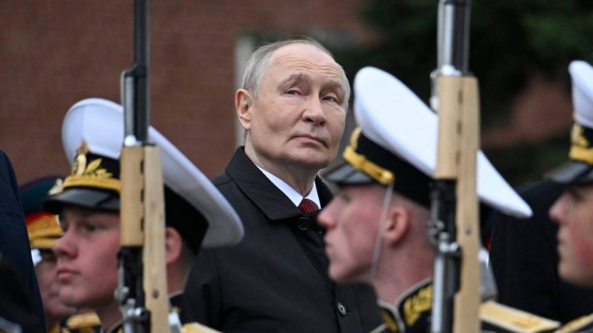 O presidente russo, Vladimir Putin, participa de cerimônia sobre o Dia da Vitória, no centro de Moscou, em 9 de maio de 2026 (ALEXANDER NEMENOV / POOL/AFP)