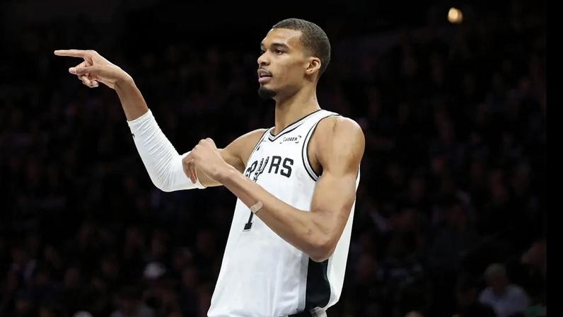 Victor Wembanyama, do San Antonio Spurs, gesticula durante o primeiro quarto da partida contra o Minnesota Timberwolves no jogo quatro da segunda rodada dos playoffs da Conferência Oeste (Foto: David berding/Getty images/Afp)
