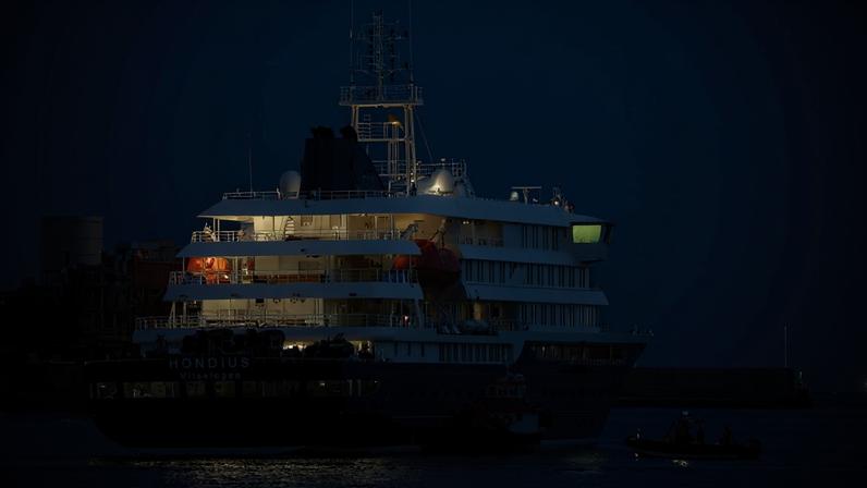 OPERAÇÃO - Barcos se aproximam do navio de cruzeiro MV Hondius, de bandeira holandesa, atingido pelo hantavírus, na ilha de Tenerife (Jorge Guerrero/AFP)