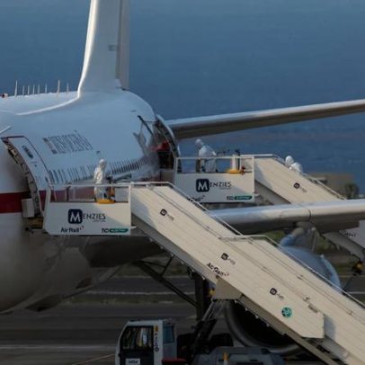 Chega a Madri avião com espanhóis evacuados de navio atingido por hantavírus