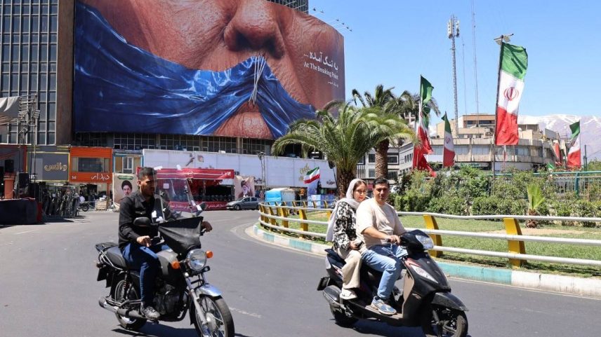 Outdoor nas ruas de Teerã, no Irã, com provocação a Donald Trump - 10/05/2026