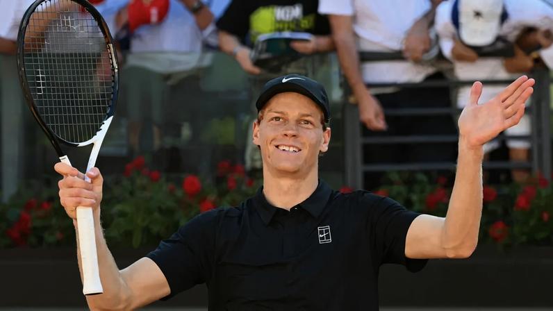 Jannik Sinner comemora vitória na terceira rodada do Aberto de Roma (Foto: ALBERTO PIZZOLI / AFP)