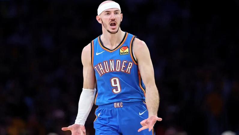 Alex Caruso vibra ao marcar cesta para o Oklahoma City Thunder nos playoffs da NBA 25/26 (Foto: LUKE HALES / GETTY IMAGES)