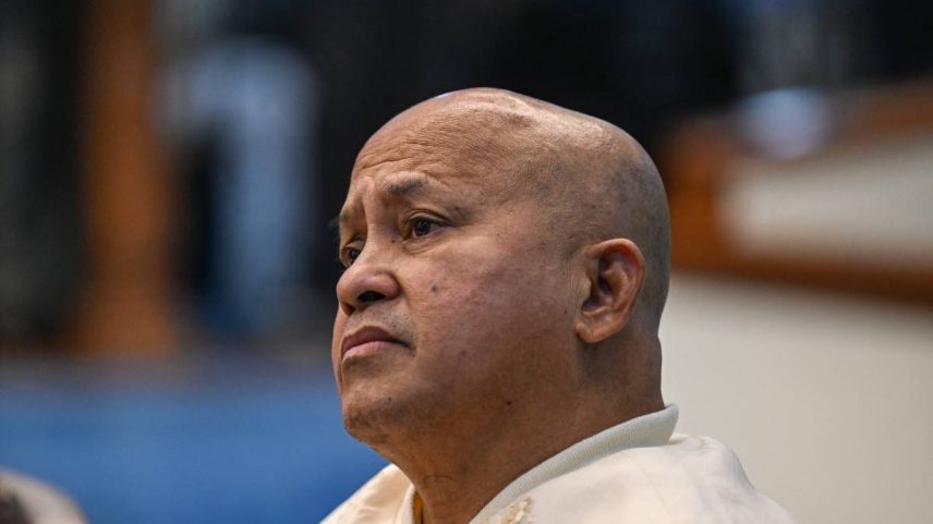 O senador filipino Ronald dela Rosa, procurado por crimes contra a humanidade