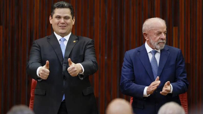 Davi Alcolumbre e Lula durante posse de novo presidente do TSE - 12/05/2026