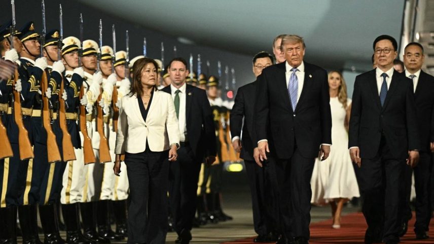 O presidente dos EUA, Donald Trump (C), é escoltado pelo vice-presidente da China, Han Zheng (D), em sua chegada ao Aeroporto Internacional de Pequim. 13/05/2026 - (Brendan Smialowski/AFP)