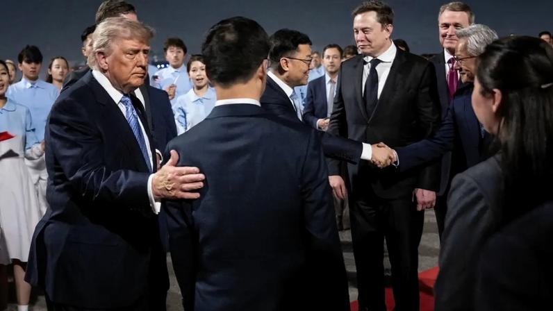 O presidente dos EUA, Donald Trump, acompanhado dos membros de sua delegação, incluindo o CEO da Tesla e da SpaceX, Elon Musk, e o presidente e CEO da Nvidia, Jensen Huang, sendo recebido pelo vice-presidente da China, Han Zheng, e outras autoridades, em sua chegada a Pequim em 13 de maio de 2026.