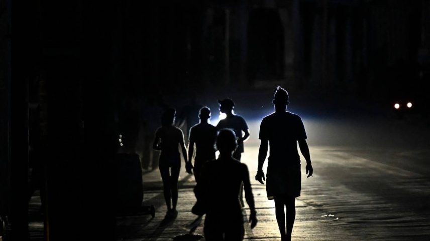 Pessoas caminham por uma rua durante um apagão em Havana, em 13 de maio de 2026