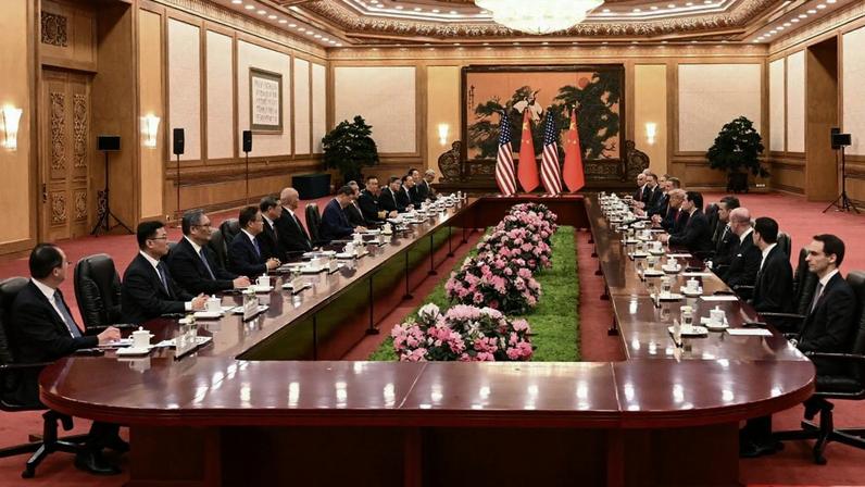 O presidente da China, Xi Jinping, e o presidente dos Estados Unidos, Donald Trump, participam de uma reunião bilateral no Grande Salão do Povo, em Pequim, nesta quinta-feira (14)