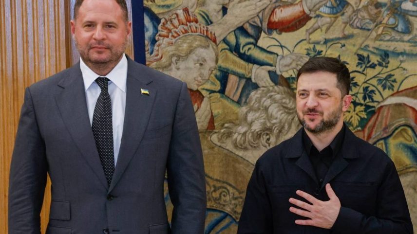 O presidente da Ucrânia, Volodymyr Zelensky (à direita), e o chefe do Gabinete da Presidência da Ucrânia, Andriy Yermak (à esquerda), durante reunião no Palácio da Zarzuela, em Madri, em 18 de novembro de 2025.