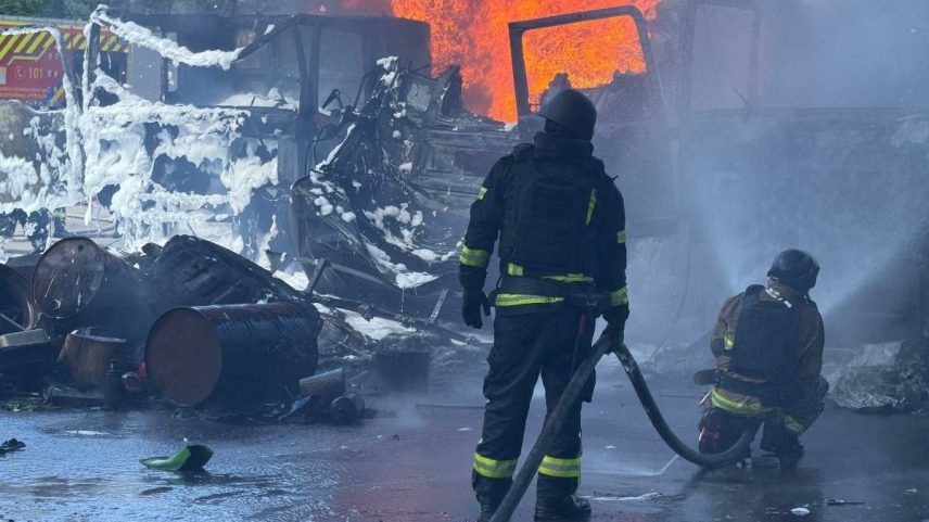 Equipes de resgate ucranianas trabalham para apagar um incêndio após um ataque aéreo a uma instalação industrial em Zaporizhzhia, em 15 de maio de 2026