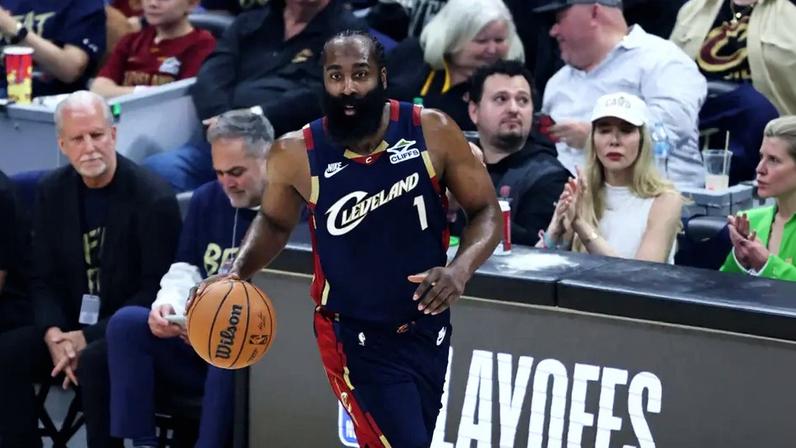 James Harden em ação pelo Cleveland Cavaliers nos playoffs da NBA 25/26 (Foto: DAVID L. NEMEC / NBAE / GETTY IMAGES)