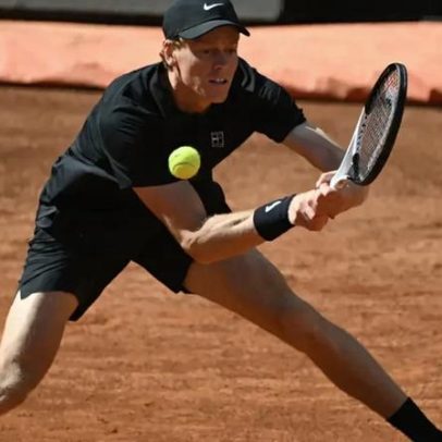 Sinner, número 1 do mundo, sofre virada e cai em Roland Garros