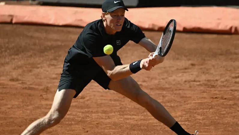 Jannik Sinner em ação no Aberto de Roma (Foto: ANDREAS SOLARO / AFP)