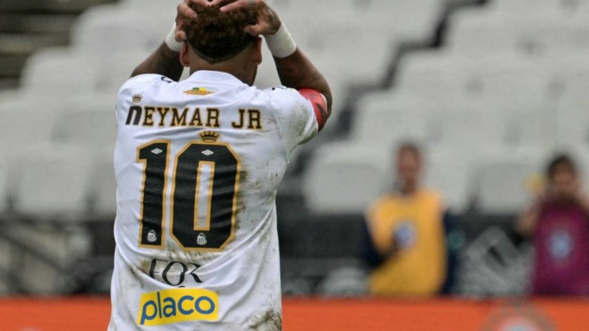 Neymar lamenta durante a partida entre Santos e Coritiba, na Neo Química Arena