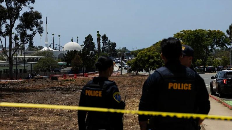 A polícia responde a uma denúncia de atirador ativo no Centro Islâmico de San Diego, em San Diego, Califórnia, em 18 de maio de 2026.