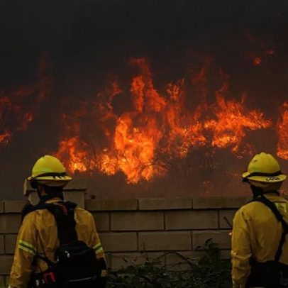 Incêndio perto de Los Angeles obriga 29 mil moradores a evacuar