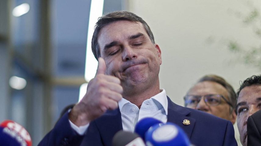 Flávio Bolsonaro (PL-RJ) admite em coletiva ter ido à casa de Daniel Vorcaro após o ex-banqueiro deixar a prisão, em dezembro de 2025 - 19/05/2025 (SERGIO LIMA/AFP)
