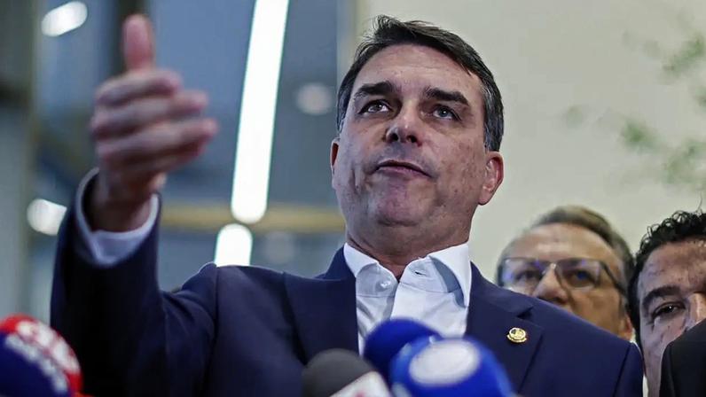Flávio Bolsonaro (PL-RJ) admite em coletiva ter ido à casa de Daniel Vorcaro após o ex-banqueiro deixar a prisão, em dezembro de 2025 - 19/05/2025 (SERGIO LIMA/AFP)