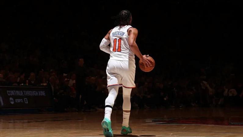 Jalen Brunson, do New York Knicks, conduz a bola durante a partida contra o Cleveland Cavaliers no jogo um das finais da Conferência Leste da NBA (Foto: Nathaniel s. butler/Nbae via getty images/Afp)