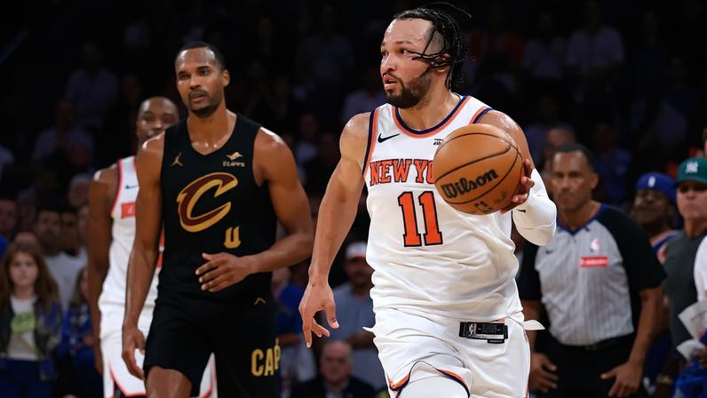 Jalen Brunson, dos Knicks, infiltra em jogo contra os Cavaliers pelas finais de conferência da NBA (Foto: Sarah Stier/Getty Images/AFP)