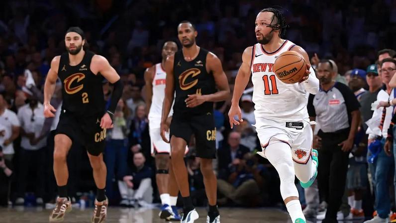 Jalen Brunson, do New York Knicks, infiltra contra o Cleveland Cavaliers durante a prorrogação do jogo um das finais da Conferência Leste da NBA (Foto: Sarah stier/Getty images/Afp)