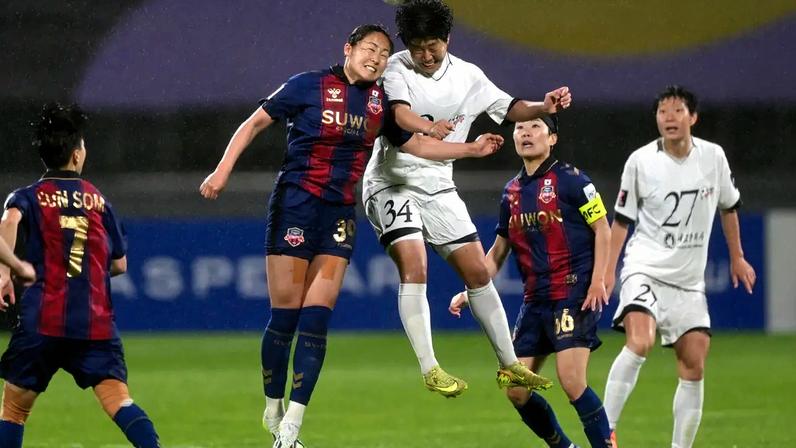 Jogadoras do Naegohyang FC e Suwon FC na semifinal da Champions Asiática (Jung Yeon-je/AFP)