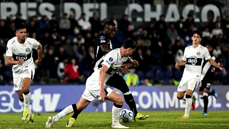 Carlos Cuesta em dividida na partida do Olimpia e Vasco pela Sul-Americana