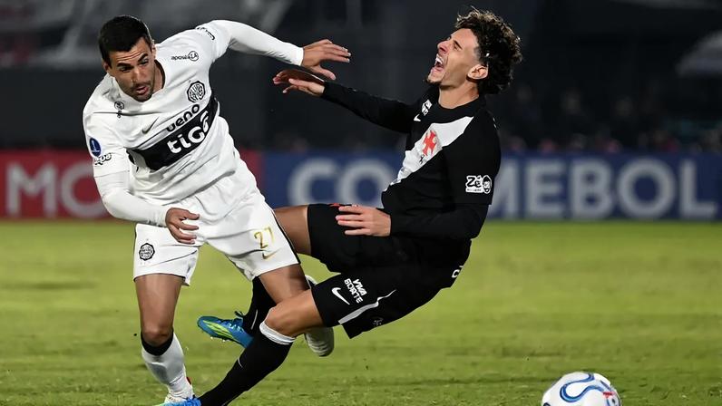 Nuno Moreira na partida entre Vasco e Olimpia (Foto: JOSE BOGADO / AFP)