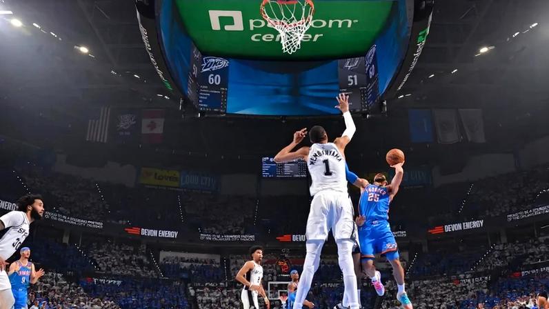 Mitchell, do Oklahoma City Thunder, recebe a marcação de Victor Wembanyama, do San Antonio Spurs (Foto: Jesse D. Garrabrant / NBAE / AFP)