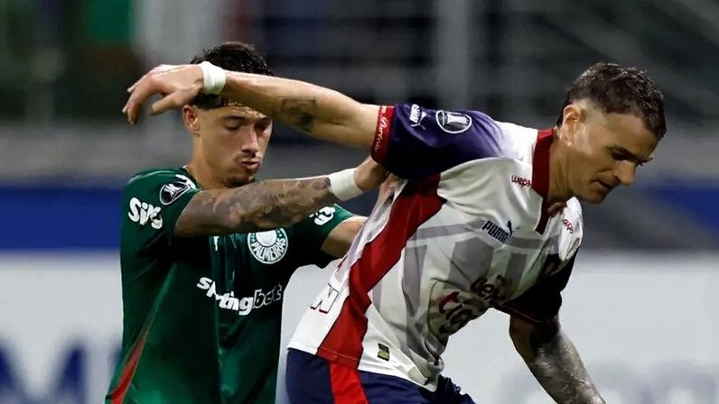 Vegetti abriu o placar para o Cerro Porteño diante do Palmeiras (Foto: Miguel SCHINCARIOL / AFP)
