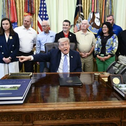 Trump ataca regulações de superpoluentes, chamando-as ridículas