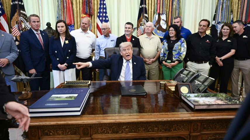 O presidente dos EUA, Donald Trump, discursa durante um anúncio com o administrador da Agência de Proteção Ambiental (EPA), Lee Zeldin, no Salão Oval da Casa Branca, em Washington, DC. 21/05/2026 - (Kent Nishimura/AFP)