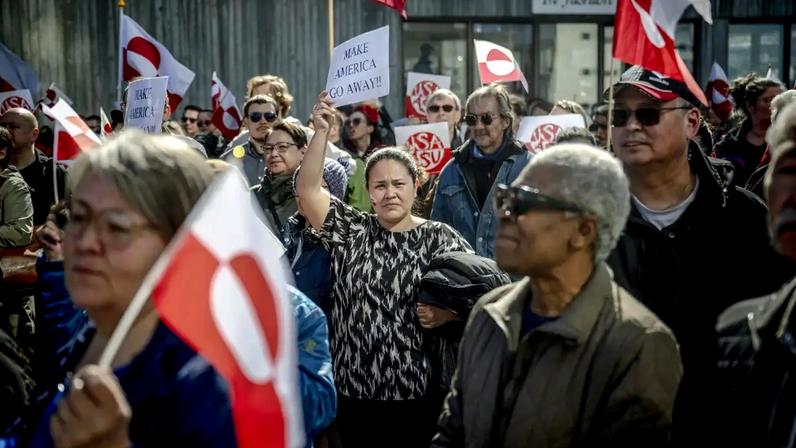 Manifestantes com bandeiras da Groenlândia participam de um protesto contra a inauguração do novo consulado americano em Nuuk, Groenlândia, em 21 de maio de 2026