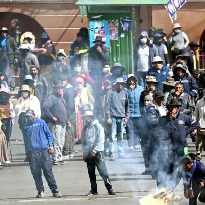 Protestos contra governo de Rodrigo Paz terminam em confronto com a polícia