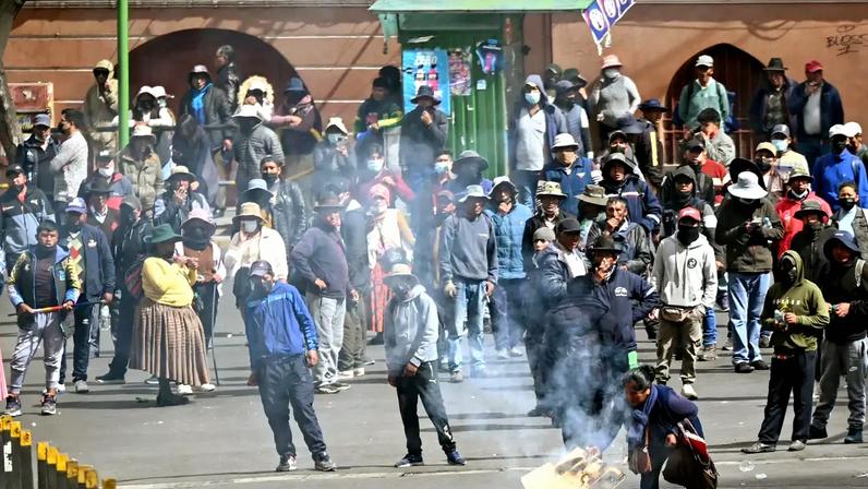 Manifestantes queimam papelão e entulho durante uma marcha pedindo a renúncia do presidente Rodrigo Paz, em La Paz, nesta sexta-feira, 22 (Divulgação/AFP)