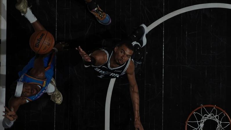 Shai Gilgeous-Alexander, do Oklahoma, disputa a bola com Victor Wembanyama. do San Antonio Spurs (Foto: Michael Gonzales / NBAE Getty Images via AFP)