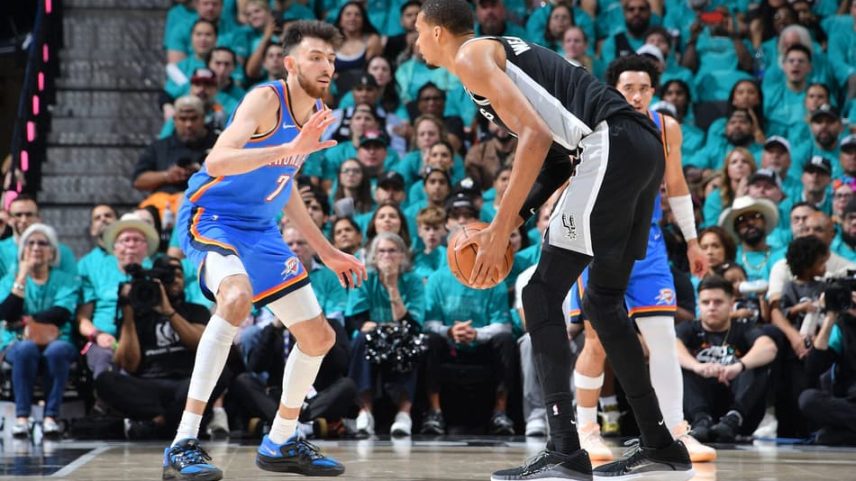 Wembanyama, dos Spurs, é marcado por Chet Holmgren, do OKC (Foto: Michael Gonzales/NBAE/Getty Images)