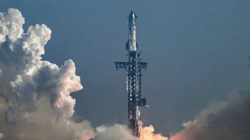 O foguete Starship 39 da SpaceX decola da Starbase durante o 12º voo de teste, visto de South Padre Island, Texas, em 22 de maio de 2026.