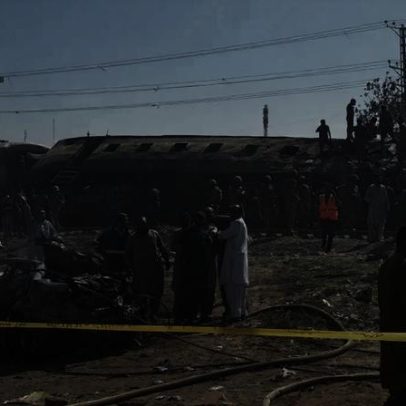 Carro-bomba contra trem no Paquistão deixa pelo menos 30 mortos