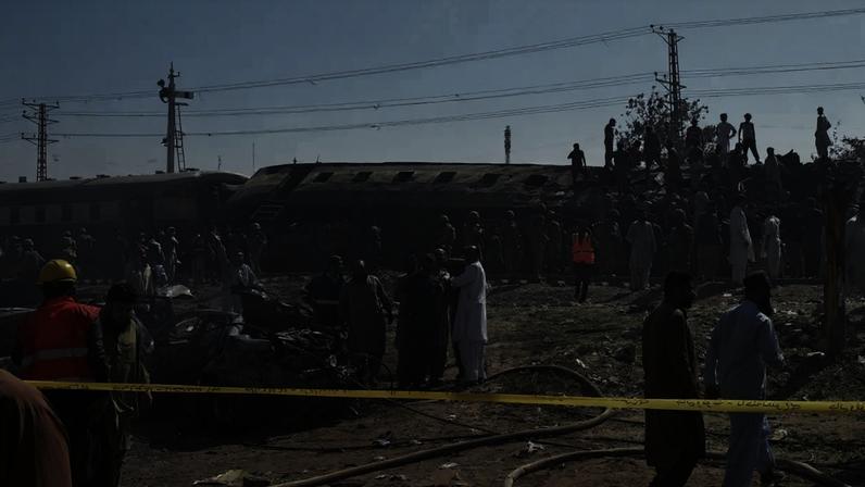 Agentes de segurança inspecionam vagões danificados e descarrilados após uma explosão que atingiu um trem em Quetta, em 24 de maio de 2026