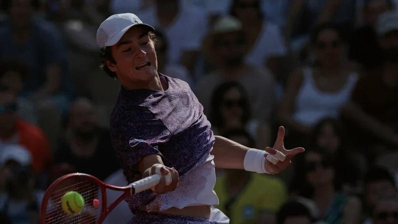João Fonseca na estreia em Roland Garros contra o francês Luka Pavlovic (Foto: Alain JOCARD / AFP)