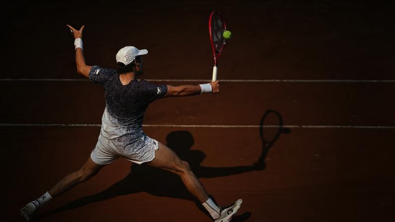 João Fonseca voleia na estreia de Roland Garros contra o francês Luka Pavlovic (Foto: Alain Jocard/ AFP)