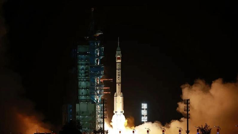 O bem-sucedido lançamento da Shenzhou-23 com o foguete Long March-2F: três astronautas chineses a bordo (CN-STR/AFP)