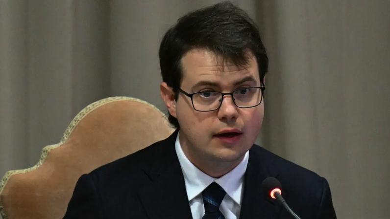 Christopher Olah discursando na encíclica