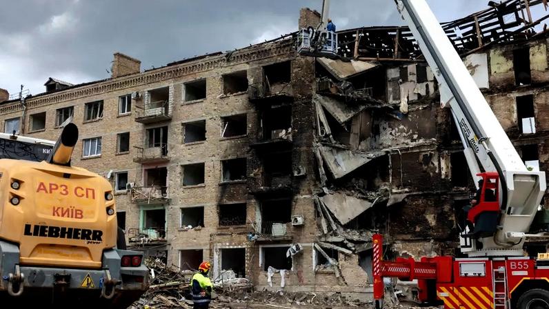 Um trabalhador participa dos trabalhos de reparo em um prédio residencial danificado após ataques russos em Kiev, em 25 de maio de 2026, em meio à invasão russa da Ucrânia