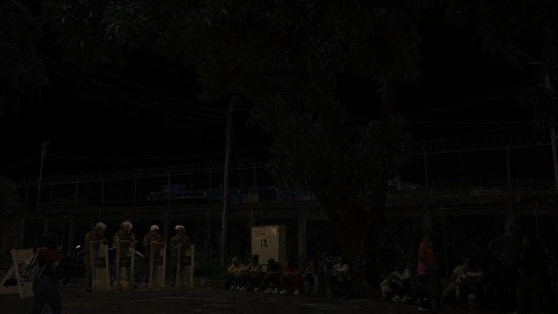 Familiares aguardam notícias do lado de fora da prisão do Internado Judicial Barinas (INJUBA), em Barinas, Venezuela, em 25 de maio de 2026