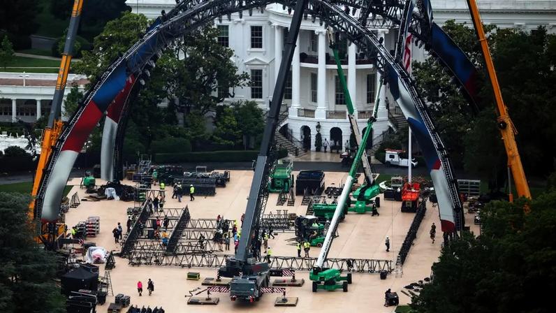 Construção de ringue de luta do UFC (Ultimate Fighting Championship) no jardim da Casa Branca em 26 de maio